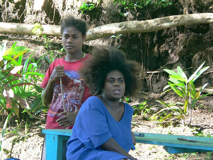 62- Jeunes filles sur un banc.JPG